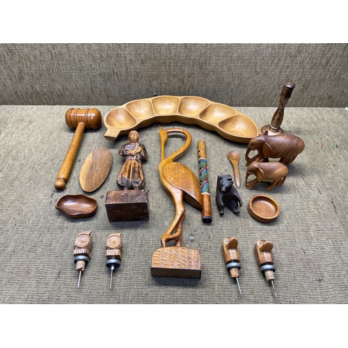 419 - mixed selection of mid century wooden treen items & carved figures.