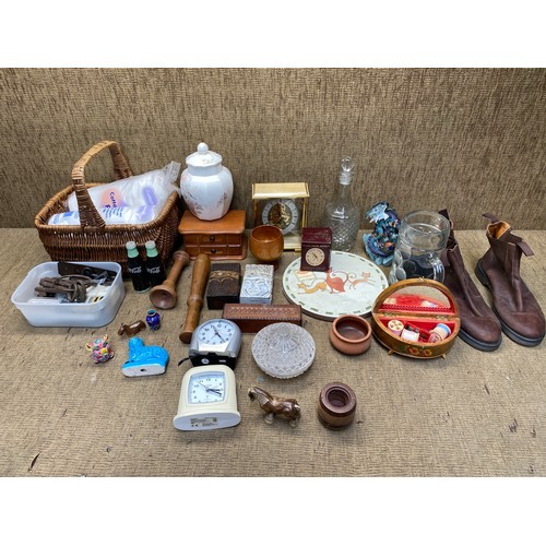 123 - Mixed items including: Treen, wicker basket and a carriage clock.