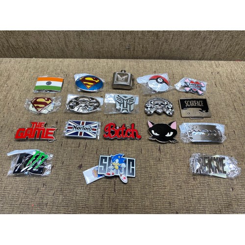 689 - Mixed selection of belt buckles including: Transformers, Superman and Pokémon.