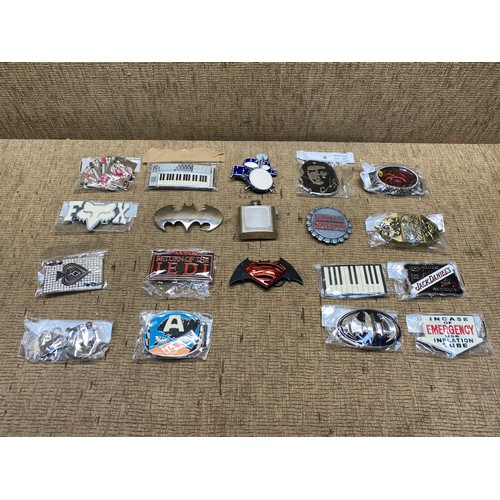 690 - Mixed selection of belt buckles including: Star Wars, Batman and Fox Racing.