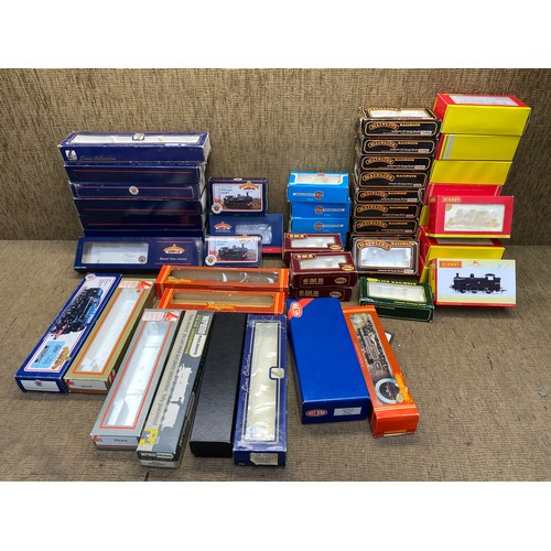 1090 - Large selection of Hornby, Bachman and airfix empty train boxes