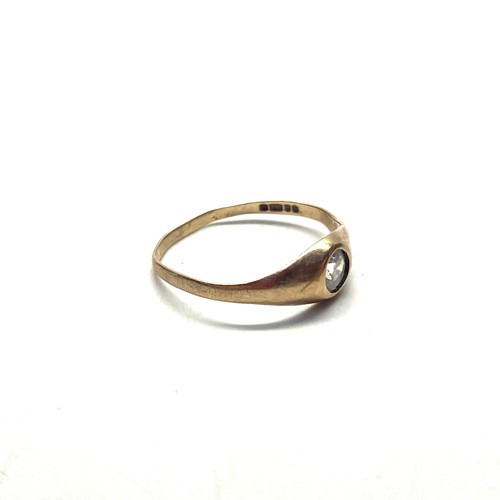 822 - 9ct gold ring, with CZ. Size K. 1g.