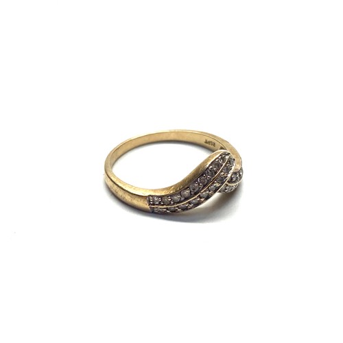 825 - 9ct gold twist band ring with diamonds, Size P, 2.5g.