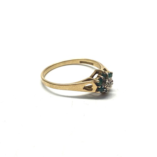 842 - 9ct gold cluster ring with single diamond and emeralds. Size R. 2G.