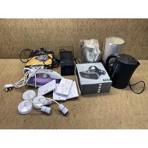 164 - Mixed electrical items including VR shinecon virtual reality glasses, kettle, and pair of lamps.