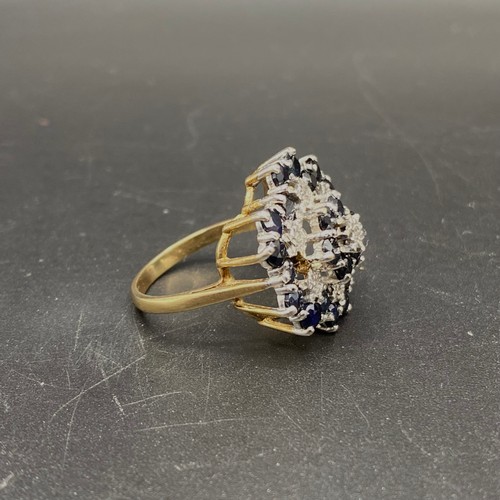 873 - Stunning vintage 9ct gold, diamonds and black diamonds statement/Harlem cluster ring. Size N. 4.9g.