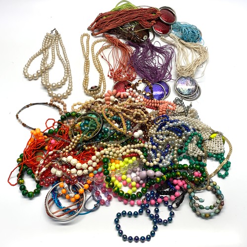 462 - Mixed selection of costume jewellery.