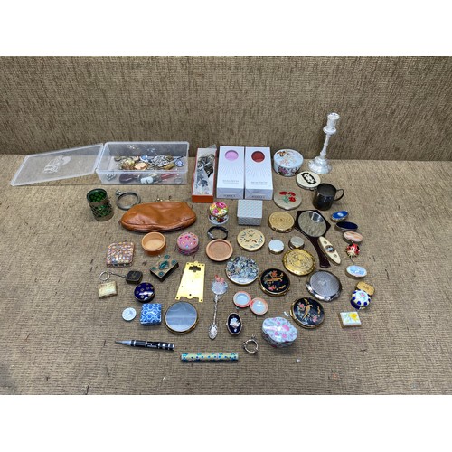 470 - Selection of mixed items including: Brooches and powder cases.