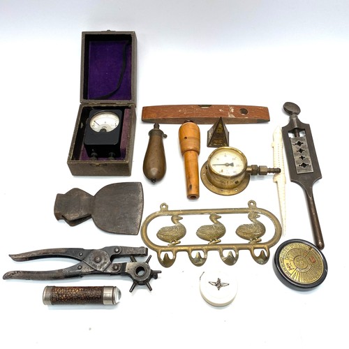 1181 - Mixed curiosities including: 2.5Kv volt meter, powder flask and vintage spirit level.