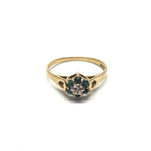 895 - 9ct gold cluster ring with single diamond and emeralds. Size R. 2G.