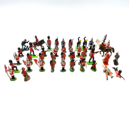 647 - Collection of toy soldiers.