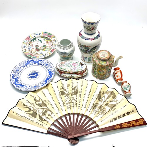 651 - Collection of Chinese items including a fan and small vases (see other pictures of bases).