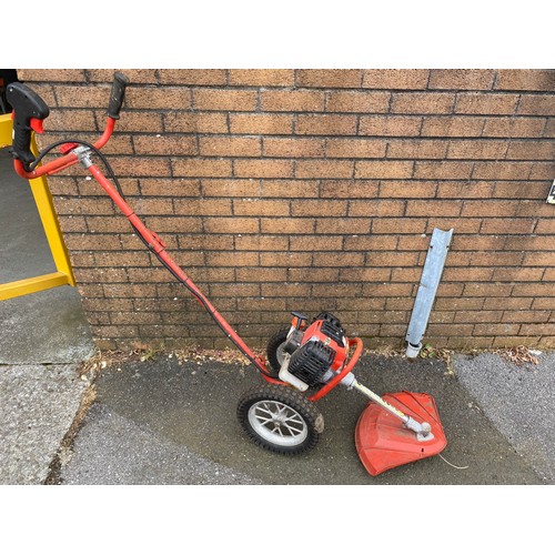 39 - Petrol Fox lawn ranger 400 grass trimmer. Starts and runs.