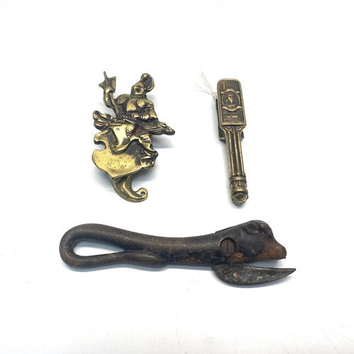 650 - Victorian bully beef tin opener, early brass nutcracker, Knight door knocker