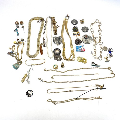 415 - Selection of costume jewellery and yellow metal including: necklaces and rings.