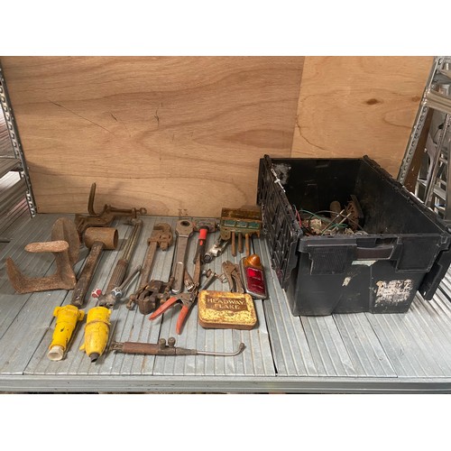 122 - mixed selection of tools including lump hammers, vice, blow touch equipment.