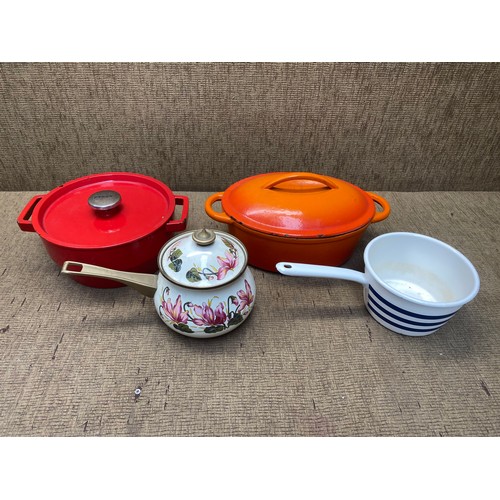 123 - kitchen ware including pyrex crockpot and casserole dish.