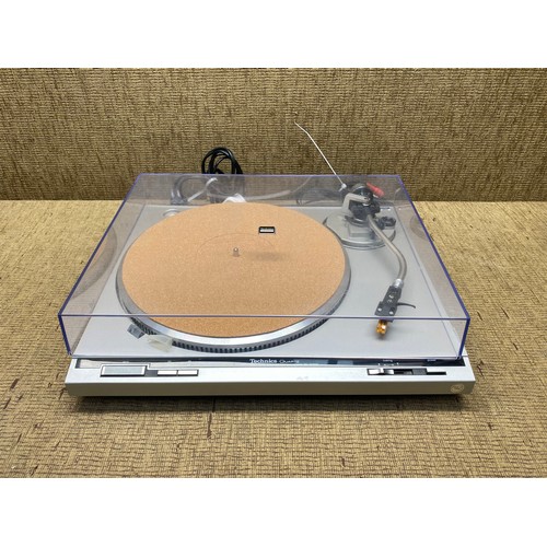 1062 - technics quartz direct drive automictic turntable system SL-Q202 made in japan.