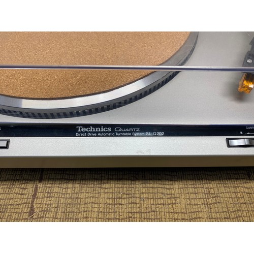 1062 - technics quartz direct drive automictic turntable system SL-Q202 made in japan.