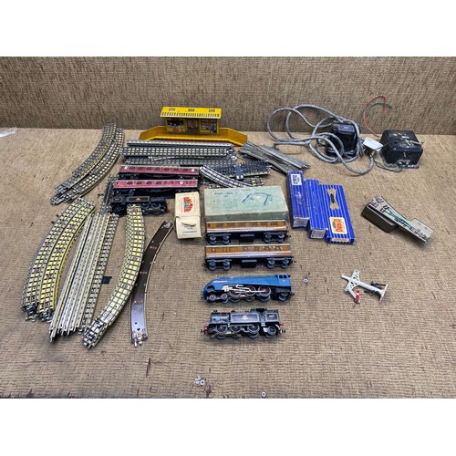 1059 - Hornby Dublo boxed train set with some accessories