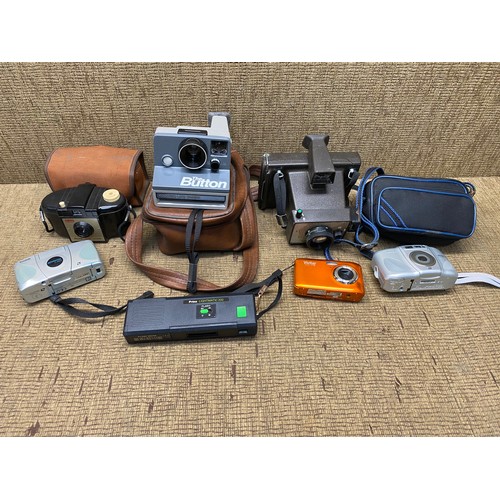 1060 - Selection of vintage cameras includes Polaroid and Kodak