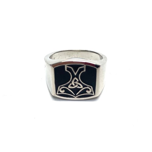 831 - Men's Celtic silver ring by Jo Wisdom size W.