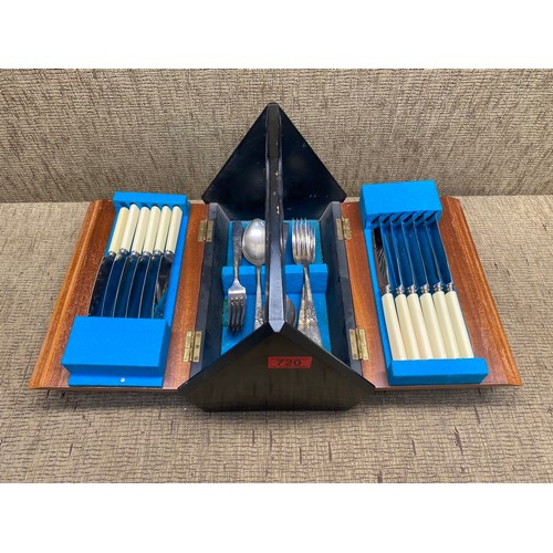 720 - smith seymour ltd sheffield fold up cutlery set.