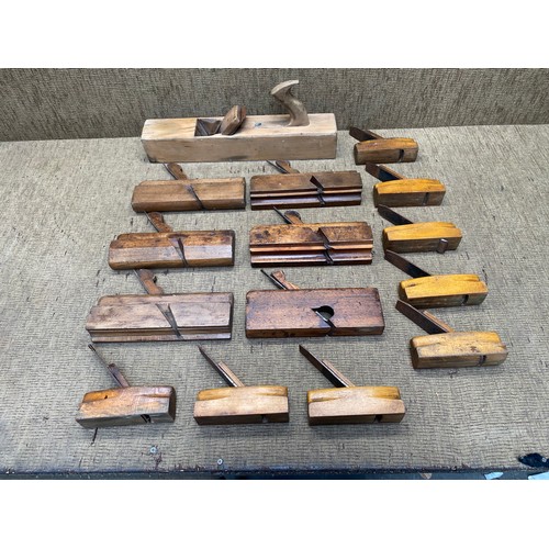 1099 - Large collection of Antique wooden moulding plane.