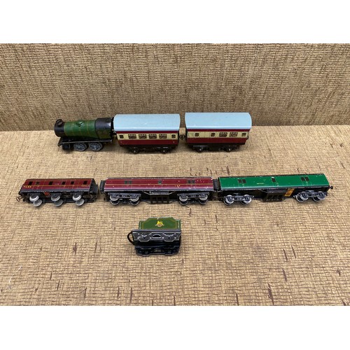 1105 - Collection of vintage Hornby model trains and carriages.