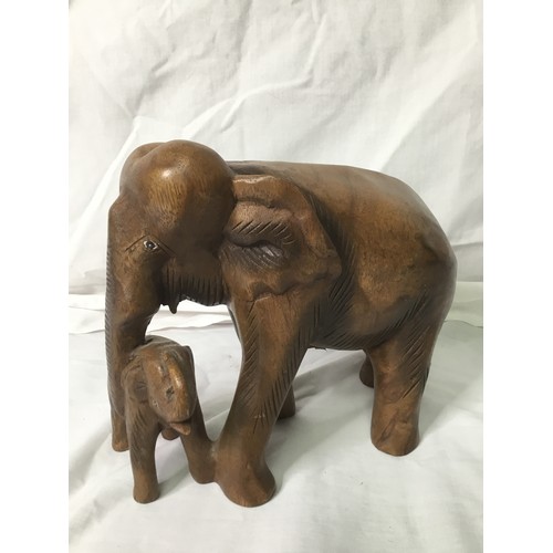 752 - Wooden elephant with baby made in Thailand