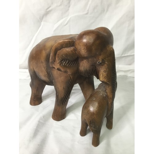 752 - Wooden elephant with baby made in Thailand