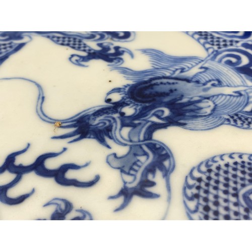 1092 - Antique Chinese blue and white four-clawed dragon porcelain circular plaque, for table screening wit... 