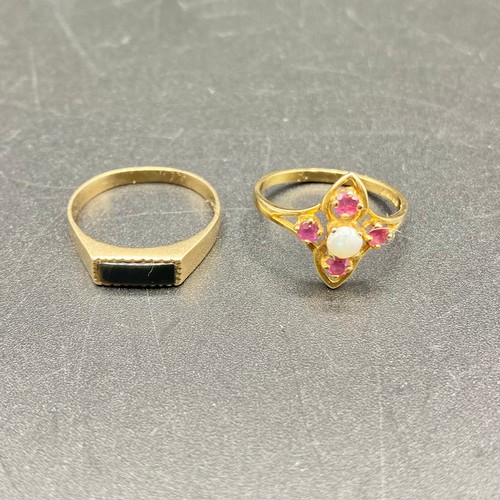 862 - 9ct gold ring with rubies and a pearl size K, 1.3g and a 9ct gold ring with Onyx stone 1.2g. Size K.