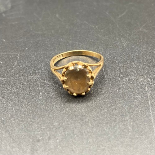 863 - 9ct gold ring with a Smokey quartz stone. Size N 2.2g.