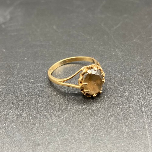 863 - 9ct gold ring with a Smokey quartz stone. Size N 2.2g.