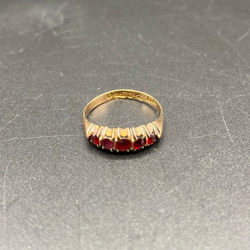 864 - 9ct gold ring with garnet stones, size N. 1.4g.