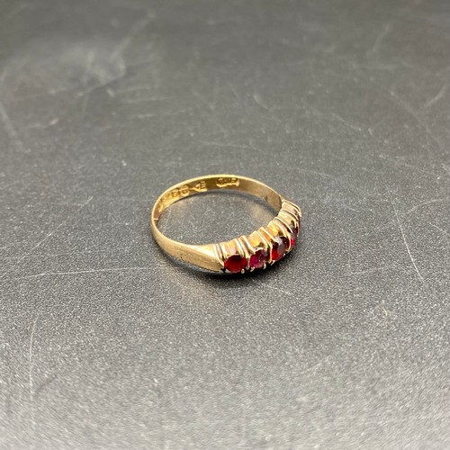 864 - 9ct gold ring with garnet stones, size N. 1.4g.