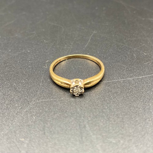 865 - 9ct gold diamond ring. Size S. 2g.