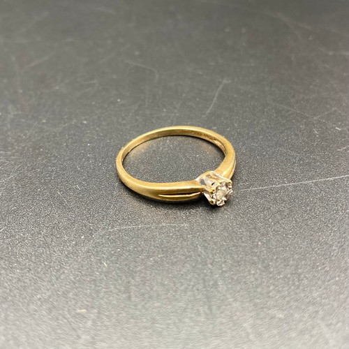 865 - 9ct gold diamond ring. Size S. 2g.