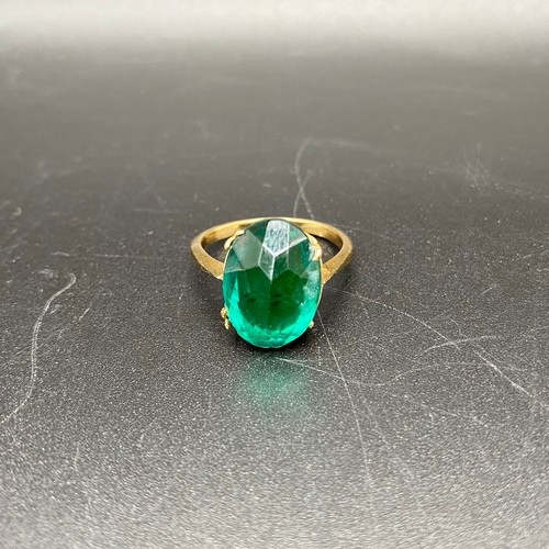 870 - 9ct gold ring with a large spinel green stone. Size L. 3.4g.