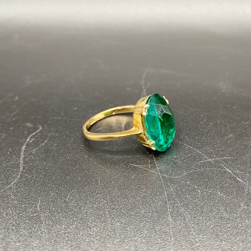 870 - 9ct gold ring with a large spinel green stone. Size L. 3.4g.