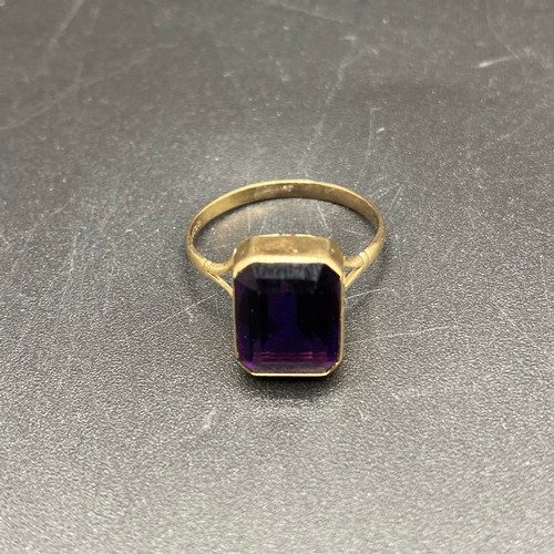 871 - 9ct gold and Amethyst purple pillow cut art deco ring. Size K and 1.9g.