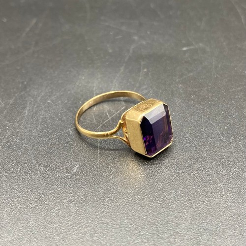 871 - 9ct gold and Amethyst purple pillow cut art deco ring. Size K and 1.9g.