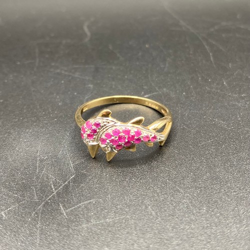 875 - Pretty 9ct gold and rubies double jumping dolphin ring. Size R and 1.8g.