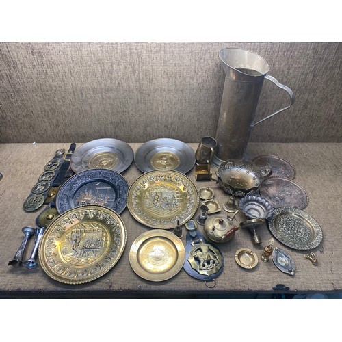 1128 - Mixed selection of silver plate and brass.