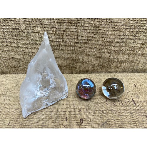 513 - Isle Wight sculptured glass and 2 paper weights.