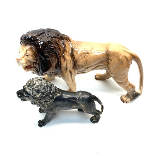 1137 - Mella ware london ceramic lion and a metal lion.