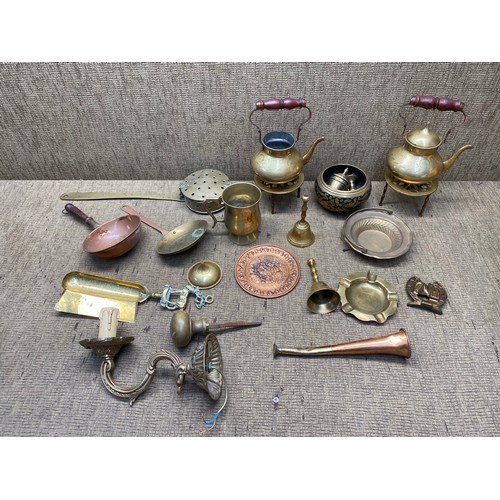 1143 - Collection of brass items.