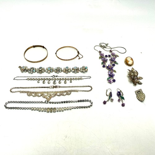 769A - Vintage costume jewellery including art deco paste, brooches and gold plated bangles.