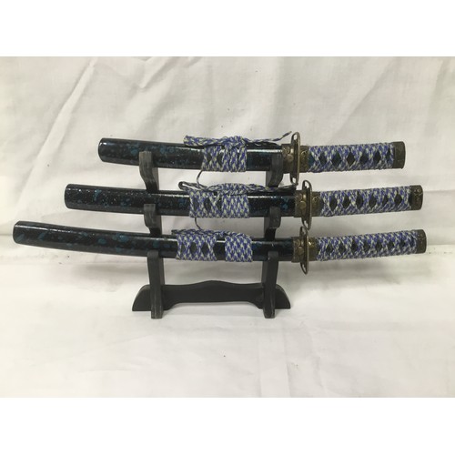 1040B - 3-piece small display samurai sworOver 18 items, please note these items will not be posted. They mu... 